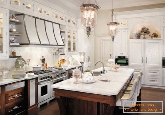 Il design classico della cucina bianco-marrone nella foto