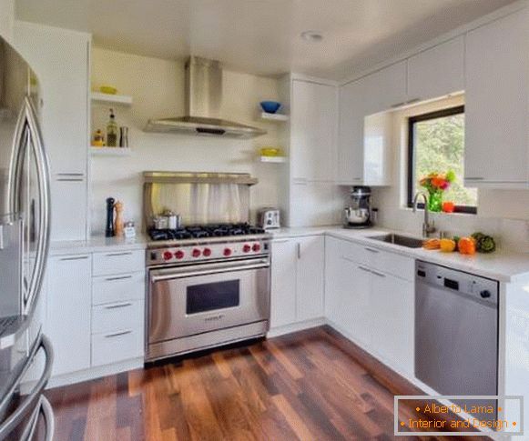 Cucina ad angolo bianca - foto all'interno con pavimento in legno