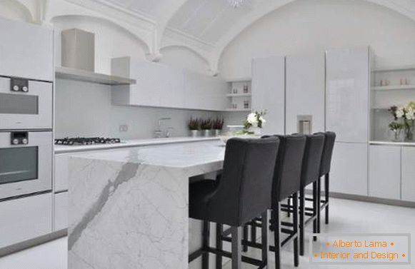 Cucina bianca lucida - foto di design insolito all'interno