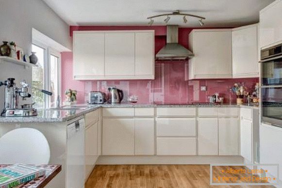 Cucina bianca satinata - foto in combinazione con un grembiule rosa