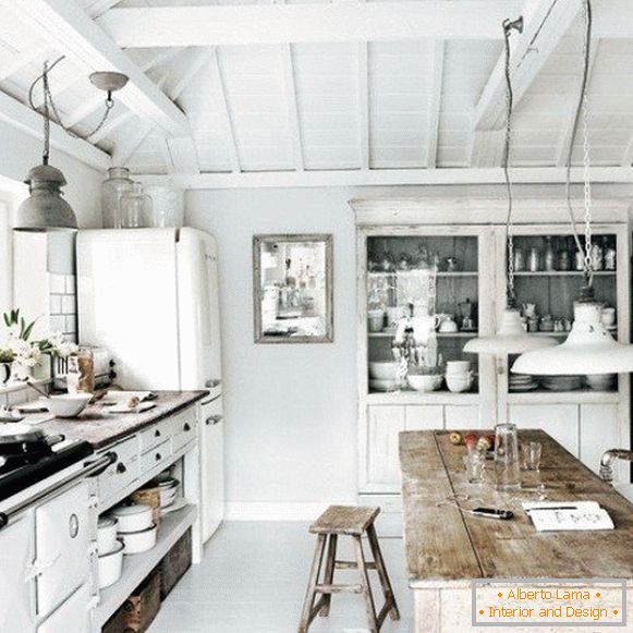 Cucina bianca in una casa di legno
