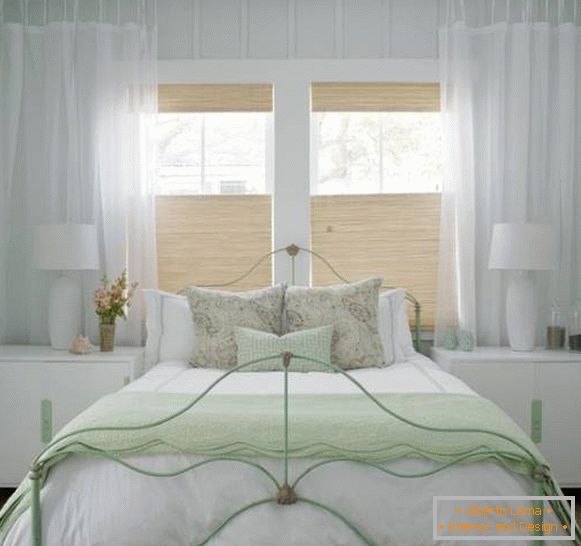 Villaggio design di una camera da letto bianca - foto con accenti verdi