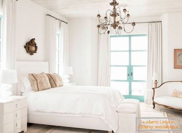 Elegante camera da letto nei toni del bianco