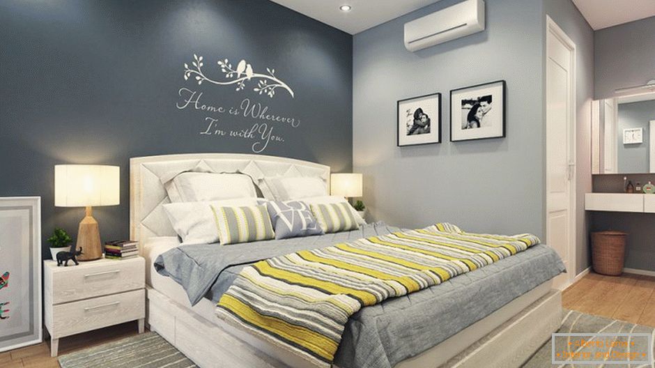 Spaziosa camera da letto con porte bianche