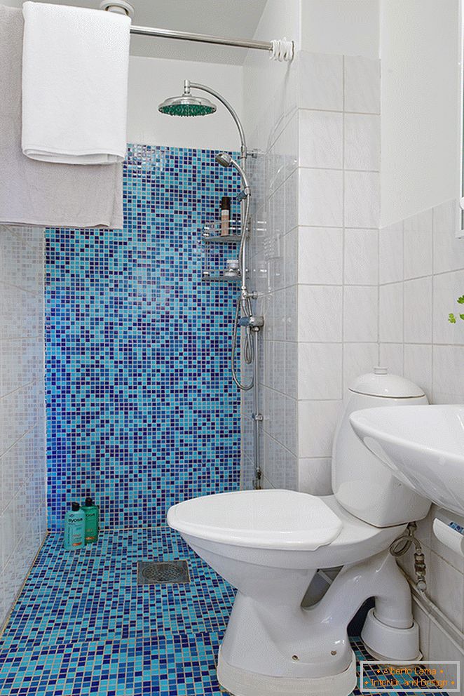 Tessere di mosaico blu nella toilette
