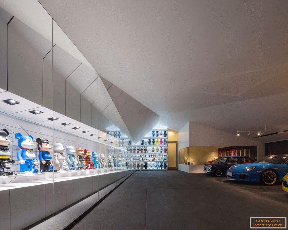 Interessante design di pareti e soffitti nel garage di Garage Of The Bears