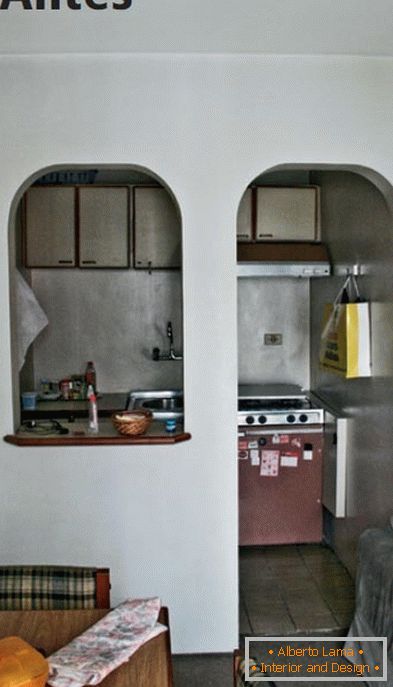 La cucina prima della ristrutturazione è separata dal soggiorno da un arco