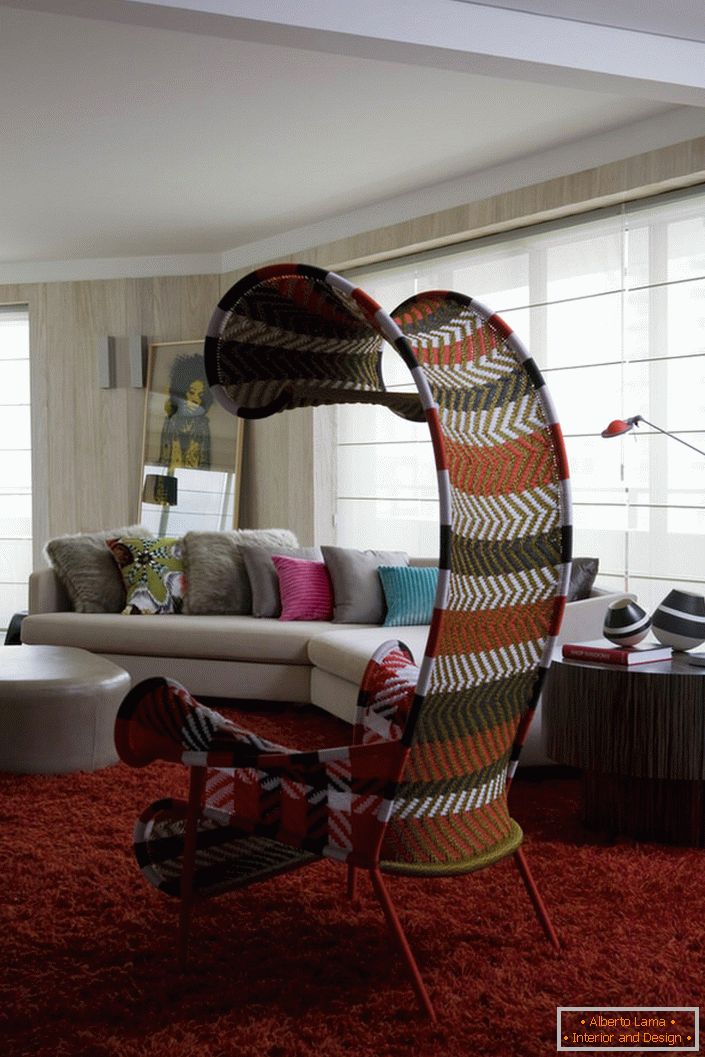 Modello di design di mobili per il soggiorno in stile ecologico - poltrona in tessuto con baldacchino.