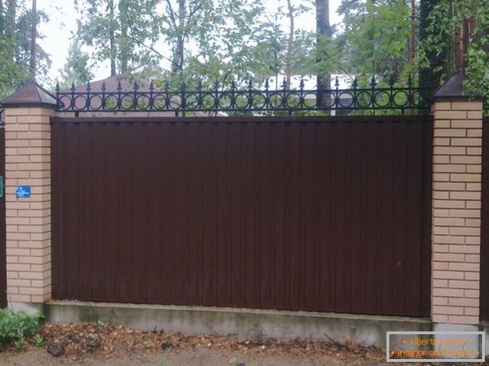 La recinzione modulare in cartone ondulato è decorata con un bordo decorativo, che svolge anche determinate funzioni di sicurezza. 