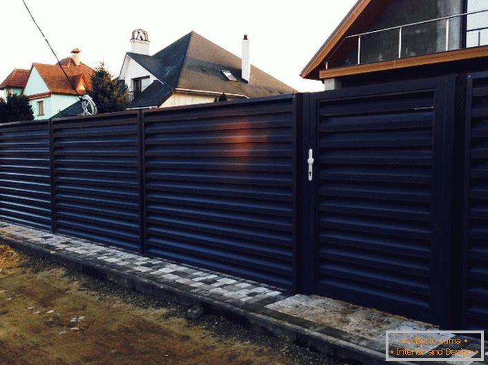 Una recinzione modulare elegante sembra attraente e inattaccabile, tale recinzione completerà l'esterno di qualsiasi stile.