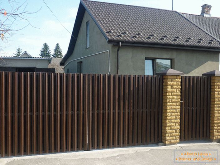 La recinzione modulare fatta da cartone ondulato è decorata
