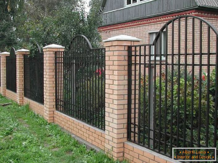 Un'elegante recinzione modulare per una piccola villa è considerata l'opzione più accettabile. 