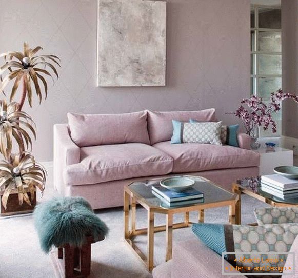 Design del soggiorno nei toni del rosa e del blu