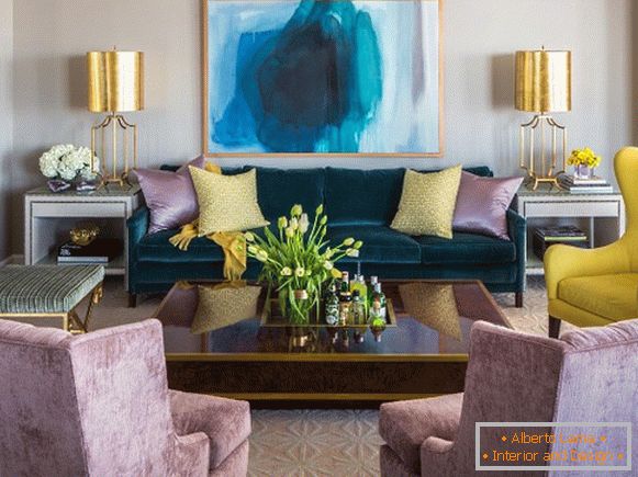 Design del soggiorno: una combinazione di tonalità lussuose e oro