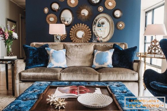 Parete blu e mobili imbottiti nel soggiorno