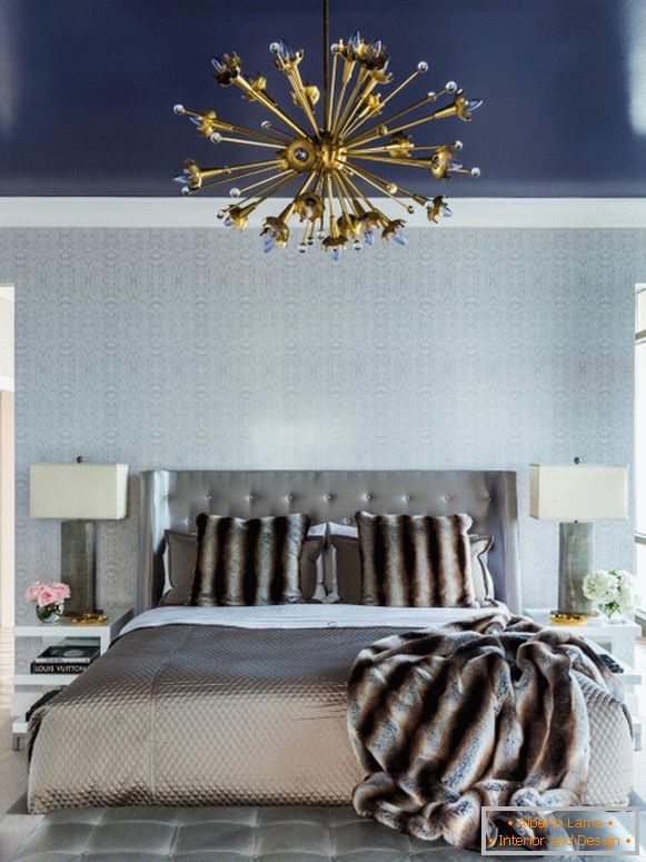 Soffitto blu nella camera da letto