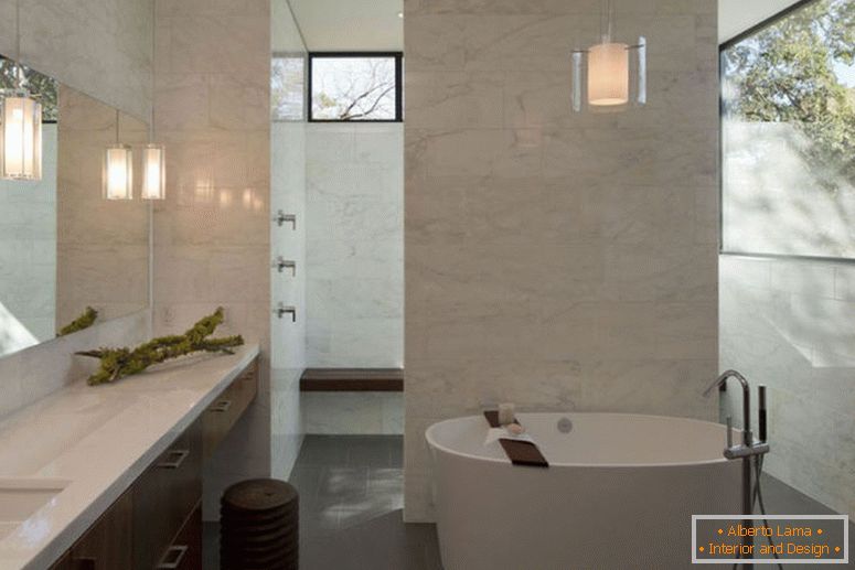elegante marmo-bagno-for--cielo-alone privato-con-bagno-spazio-con-round-bianco-vasca-ciondolo-lampada-sopra-anche-vicino-specchio-come-washingstand-lampade