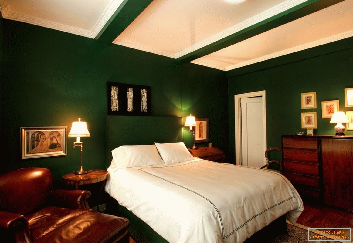 Bianco, verde scuro e legno sono la combinazione ideale per una camera da letto