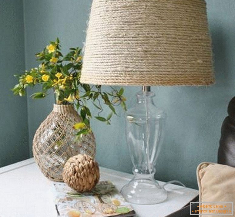 Vaso, lampada e rivista sul tavolo