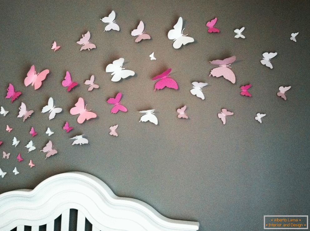Farfalle fatte di carta sul muro