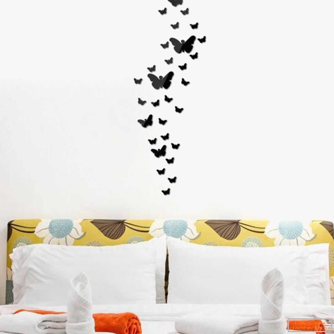 Farfalle da film in vinile sopra il letto