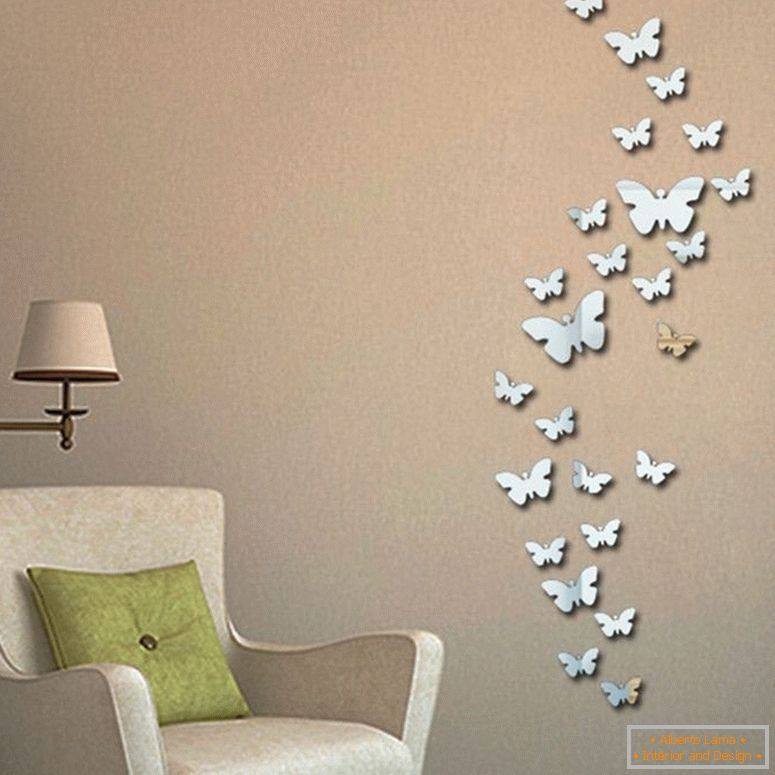 Specchio di farfalle sul muro