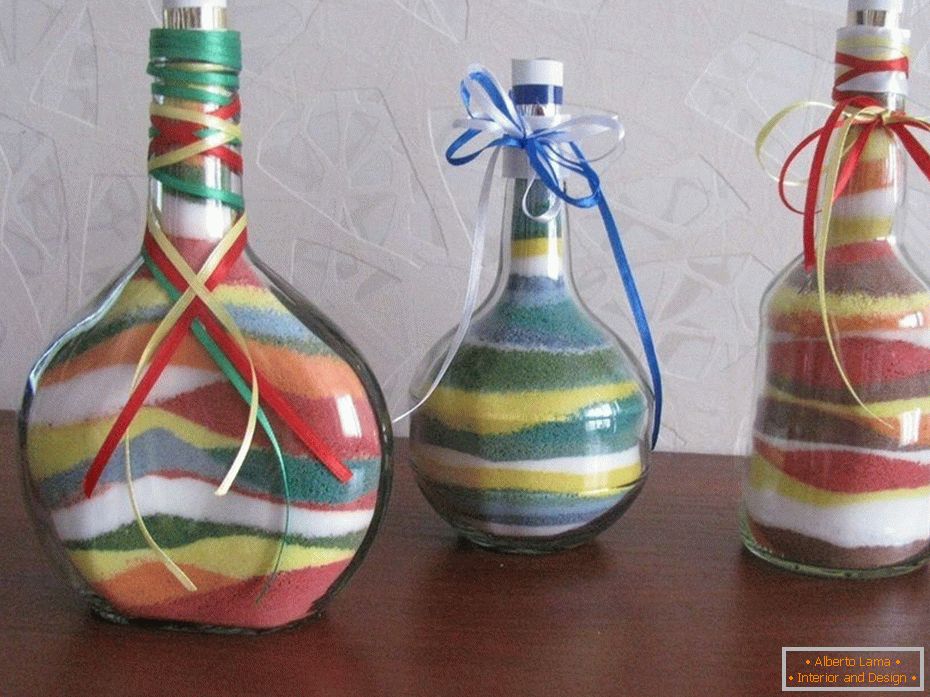 Bottiglie di diverse forme con sale colorato