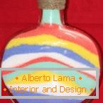 La combinazione di strati di sale colorato nella bottiglia