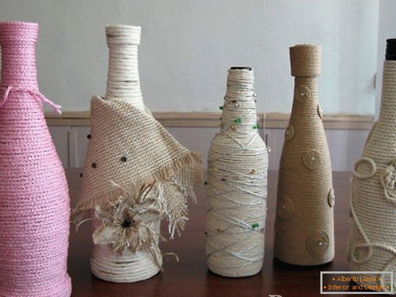 Decorazione di bottiglie di diverse forme