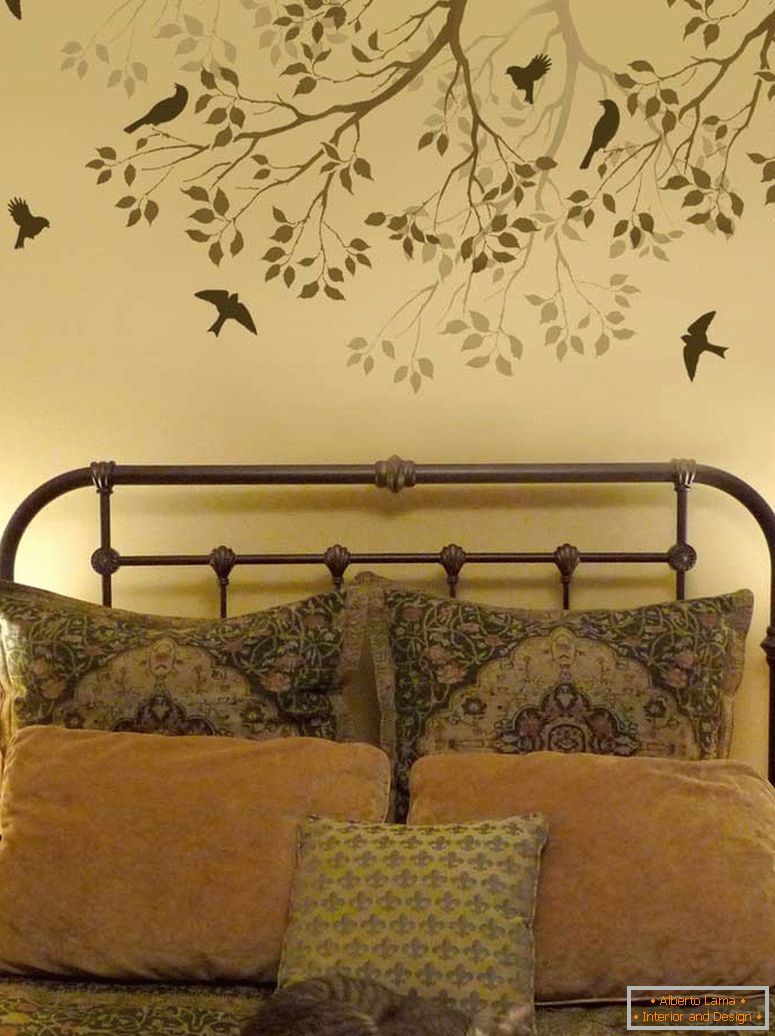 Albero con uccelli sopra il letto