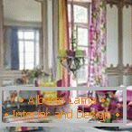 Design del soggiorno in colori vivaci