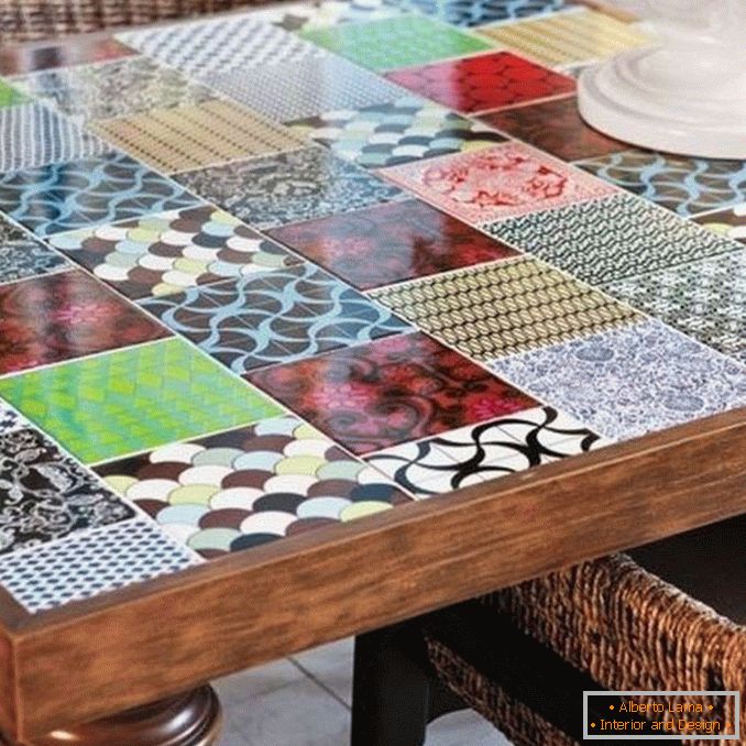 Tavolo fatto di piastrelle di ceramica