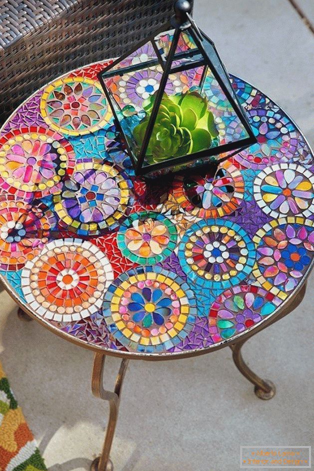 Tavolo decorato con vetro colorato