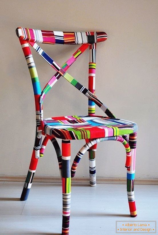 Incollare una sedia con adesivi colorati