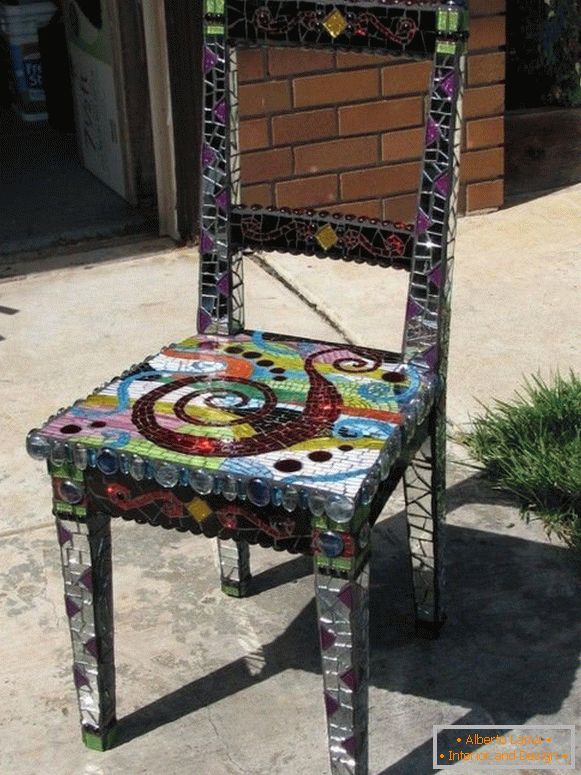 Sigillare una sedia con mosaico