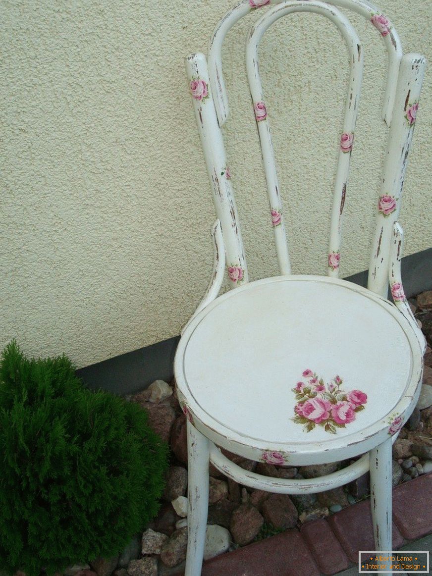 La sedia è decorata nello stile della Provenza