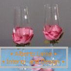 Occhiali da sposa con decorazione di petali di rosa