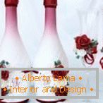 Rose rosse e bianche su bottiglie e bicchieri