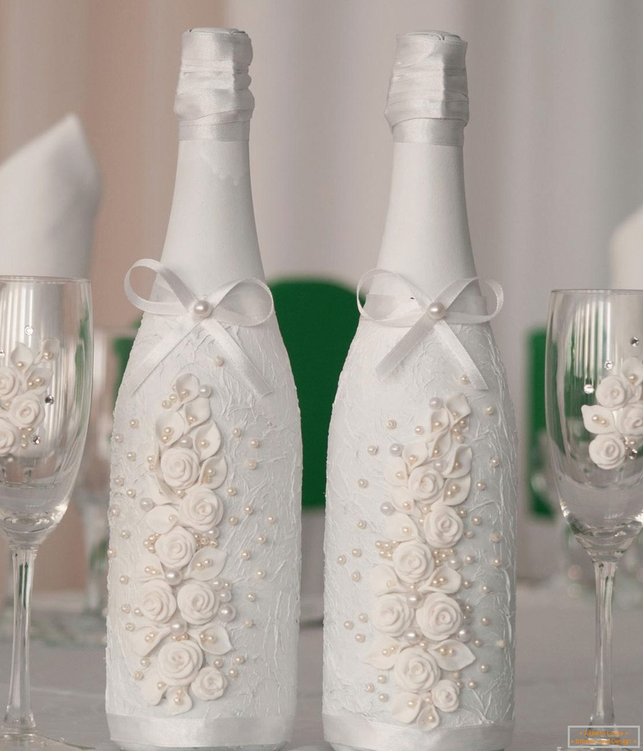 Design elegante di bottiglie e bicchieri