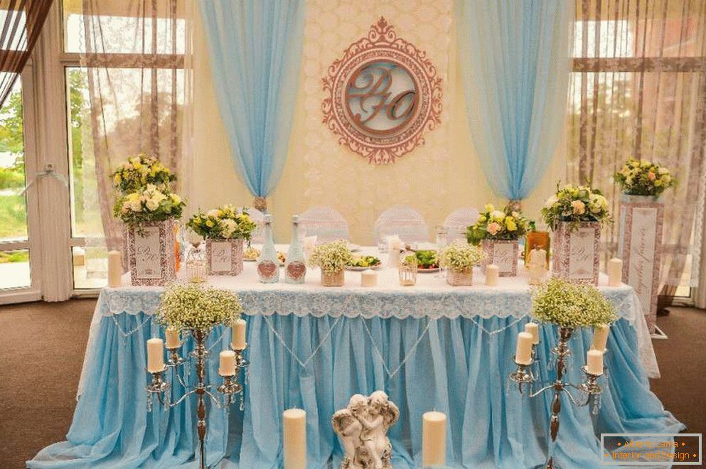 Angeli e candele al tavolo delle nozze