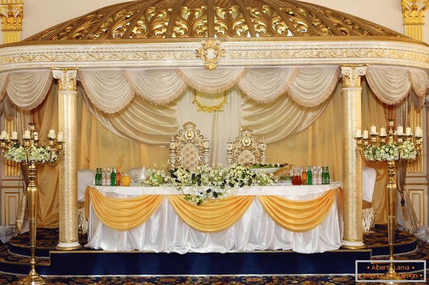 Il tavolo degli sposi с шикарным оформлением