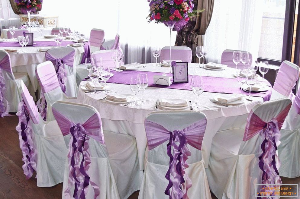 Registrazione di tavoli e sedie per gli ospiti al matrimonio