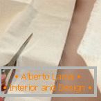Tagliare una striscia larga 5-6 cm lungo la lunghezza della candela