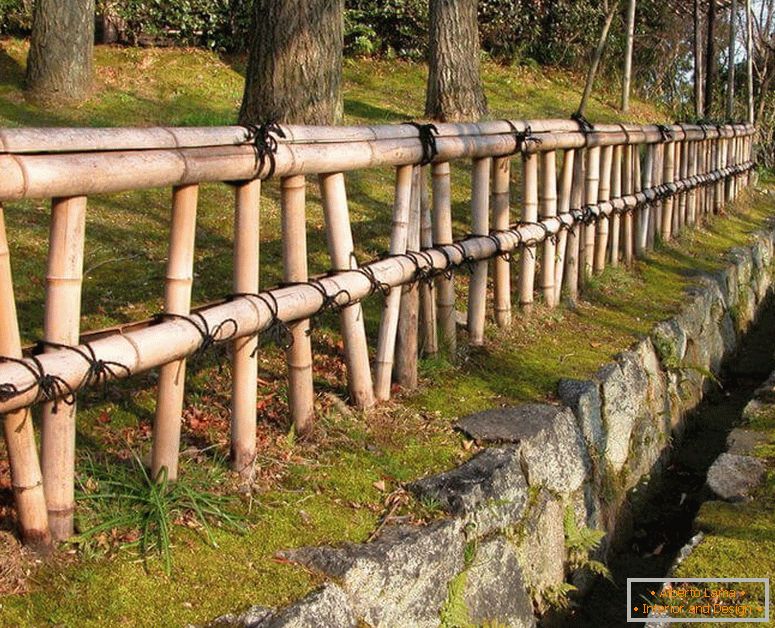 Bella recinzione fatta di bambù