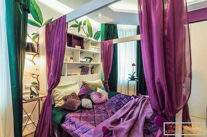 Con una tettoia sul letto nella camera da letto, puoi creare un'atmosfera più intima e intima.