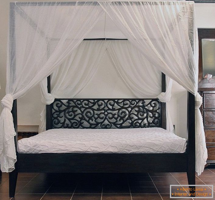 La camera da letto in stile Art Nouveau è attraente grazie alla corretta organizzazione del letto. Per la cucitura è stato utilizzato tessuto naturale leggero a baldacchino.