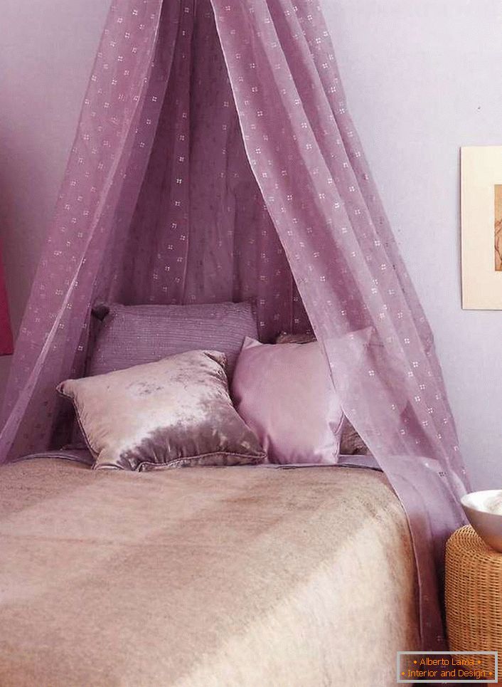 La luce, il baldacchino d'aria di colore viola chiaro rende la situazione nella stanza romantica e rilassata.