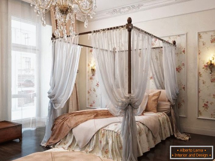 La camera da letto in stile barocco è decorata con un elegante baldacchino che rende il riposo ancora più rilassante. 