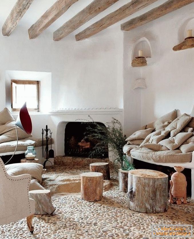 L'uso del legno nel soggiorno nello stile del rusticismo