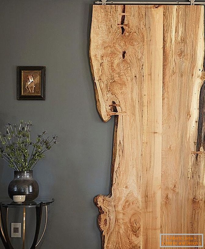Porta di legno da un albero